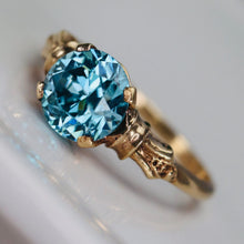 Load image into Gallery viewer, Vintage yellow gold blue zircon ring