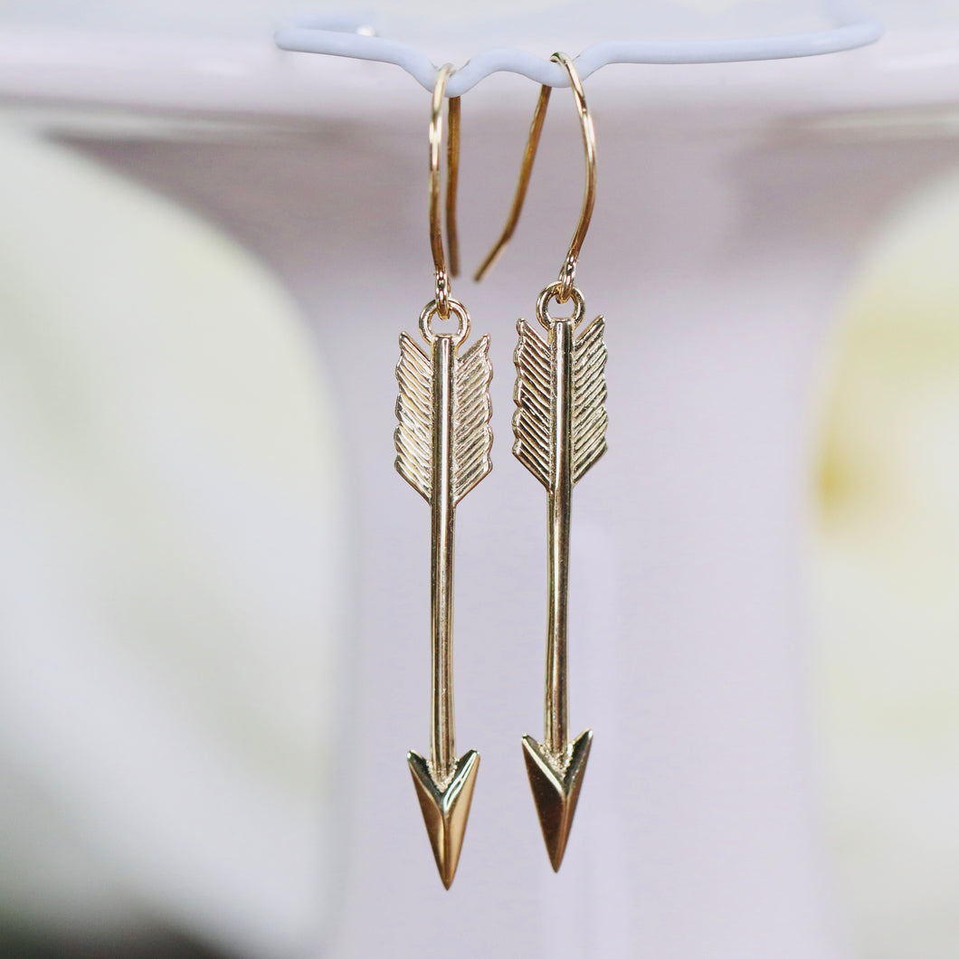 Arrow drop earrings in yellow gold