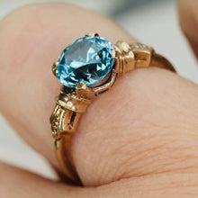 Load image into Gallery viewer, Vintage yellow gold blue zircon ring
