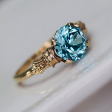 Load image into Gallery viewer, Vintage yellow gold blue zircon ring