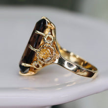 Load image into Gallery viewer, Vintage Smokey quartz moval ring in yellow gold