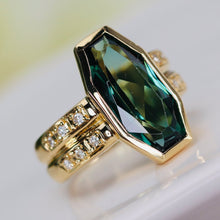Load image into Gallery viewer, Estate green spinel and diamond ring in 18k yellow gold