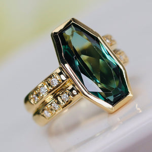 Estate green spinel and diamond ring in 18k yellow gold