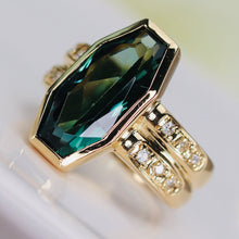 Load image into Gallery viewer, Estate green spinel and diamond ring in 18k yellow gold