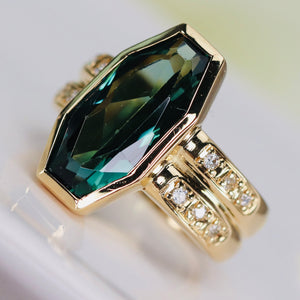 Estate green spinel and diamond ring in 18k yellow gold