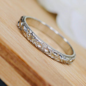 Pristine 18k white gold orange blossom patterned band