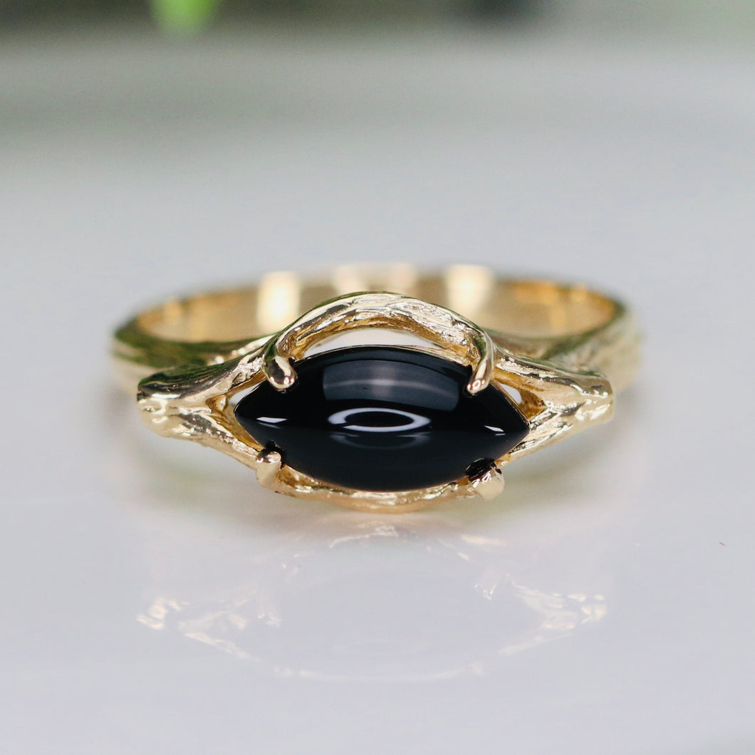 Vintage onyx ring in yellow gold