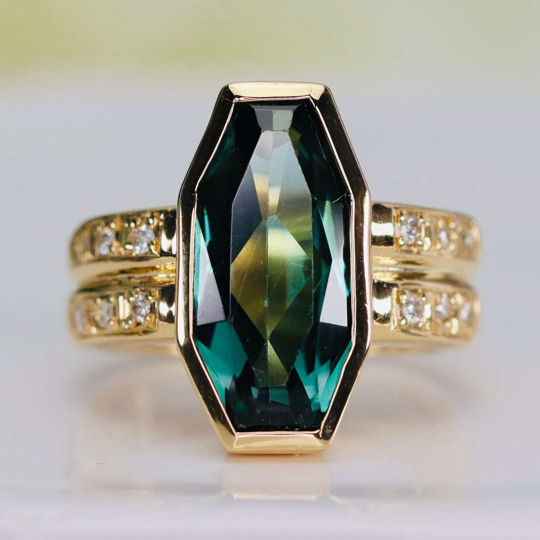 Estate green spinel and diamond ring in 18k yellow gold