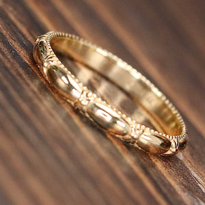 Vintage ring band patterned in 14k yellow gold