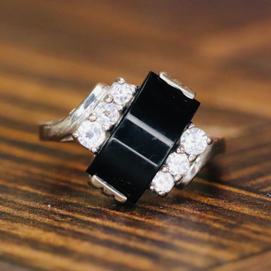 Vintage curved onyx ring in white gold
