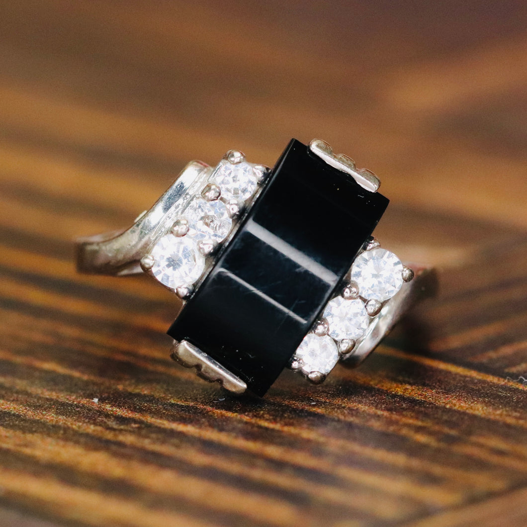 Vintage curved onyx ring in white gold