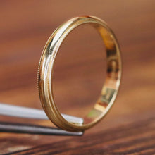 Load image into Gallery viewer, Vintage Art carved band in 14k yellow gold
