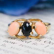 Load image into Gallery viewer, SALE!! Vintage black and salmon coral ring in yellow gold