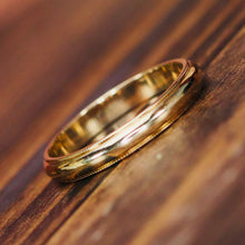 Load image into Gallery viewer, Vintage Art carved band in 14k yellow gold