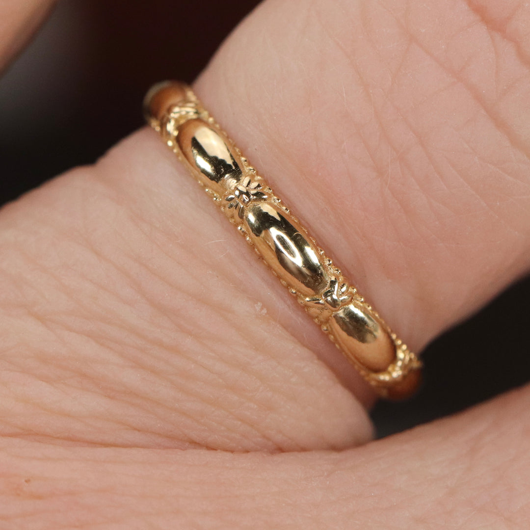 Vintage ring band patterned in 14k yellow gold