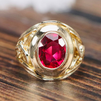 Vintage synthetic Ruby ring in yellow gold with bees/wasps on the shoulders