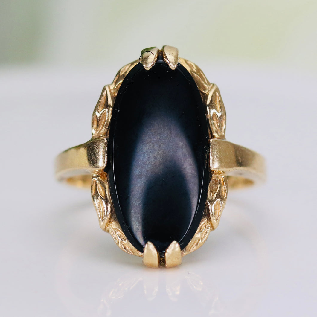 Vintage oval Onyx ring in yellow gold