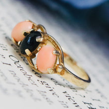Load image into Gallery viewer, SALE!! Vintage black and salmon coral ring in yellow gold