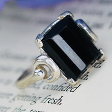 Load image into Gallery viewer, Vintage barrel cut Onyx ring in white gold