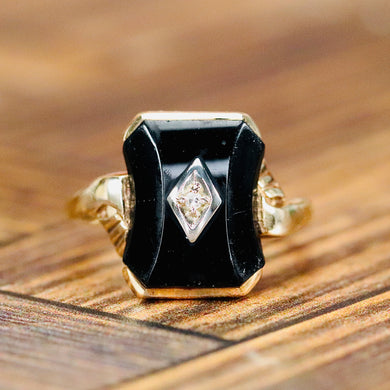 Onyx and diamond vintage ring in yellow gold