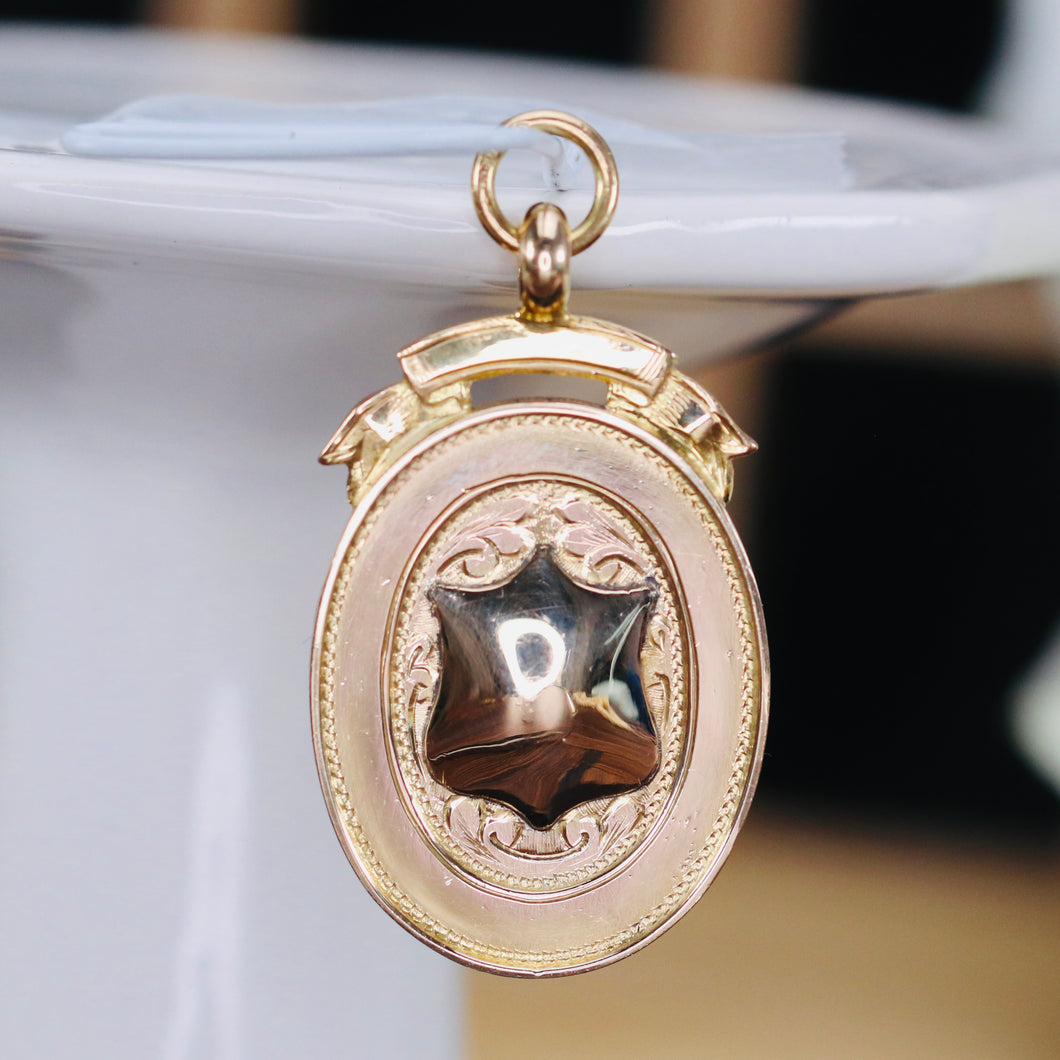 Vintage oval medal in yellow gold