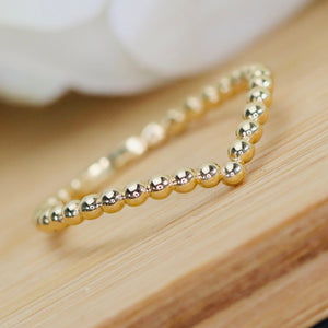 Beaded chevron ring in yellow gold