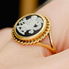 Load image into Gallery viewer, Vintage black and white Wedgwood cameo ring in yellow gold