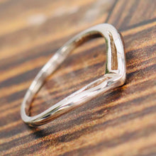 Load image into Gallery viewer, Vintage chevron band in 14k white gold