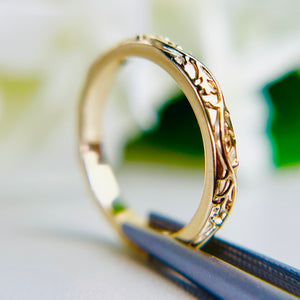 Vintage inspired Auralia sculpted vine patterned band in 14k yellow gold