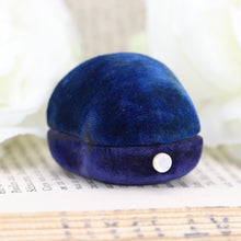 Load image into Gallery viewer, Vintage blue/purple velvet ring box