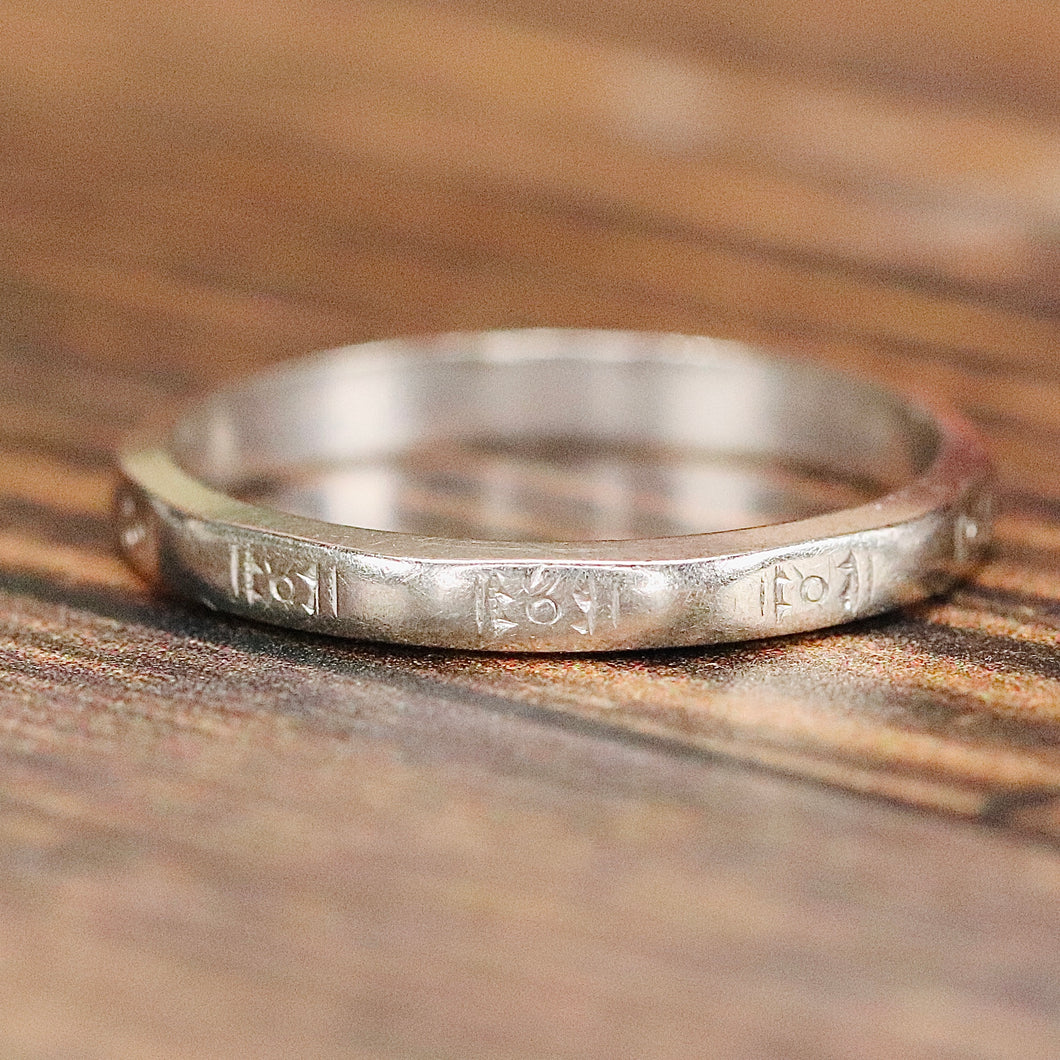 18k white gold patterned vintage band