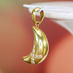 Diamond crescent pendant in 18k yellow gold