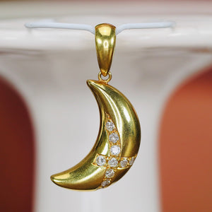 Diamond crescent pendant in 18k yellow gold