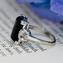 Load image into Gallery viewer, Vintage barrel cut Onyx ring in white gold