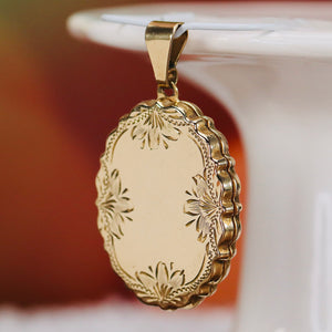 Large oval engraved locket in yellow gold