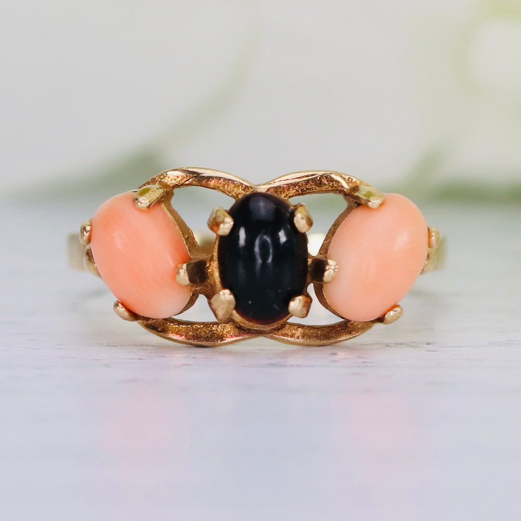 Vintage black and salmon coral ring in yellow gold