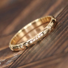 Load image into Gallery viewer, Vintage ring band patterned in 14k yellow gold
