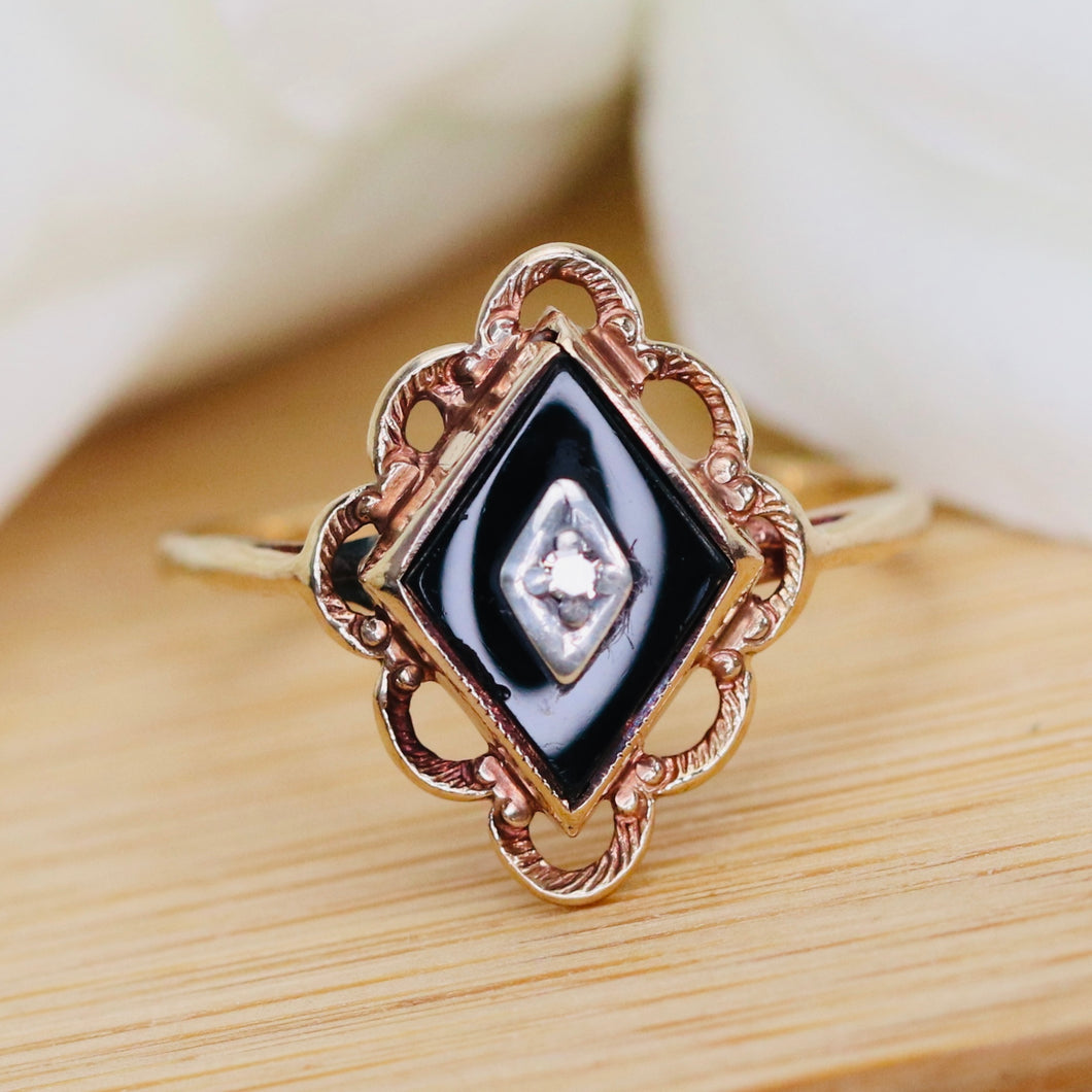 Onyx and diamond kite shaped ring in yellow gold