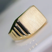 Load image into Gallery viewer, Chunky signet ring in 14k yellow gold