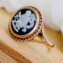 Load image into Gallery viewer, Vintage black and white Wedgwood cameo ring in yellow gold