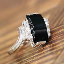 Load image into Gallery viewer, Vintage curved onyx ring in white gold