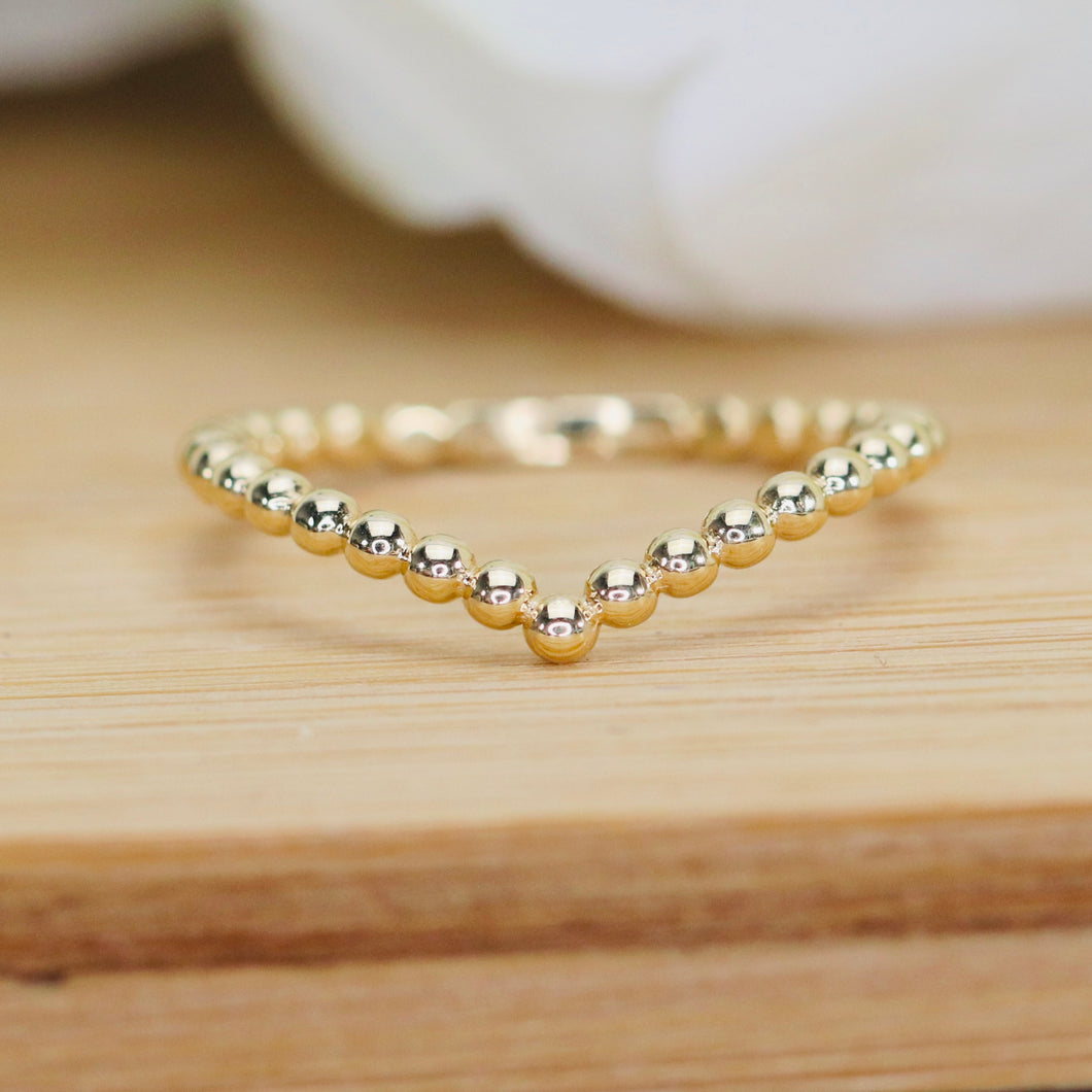 Beaded chevron ring in yellow gold