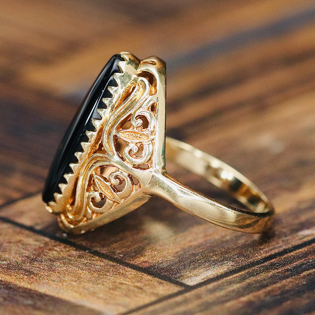 Vintage onyx ring in yellow gold