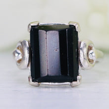 Load image into Gallery viewer, Vintage barrel cut Onyx ring in white gold