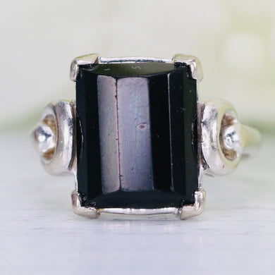 Vintage barrel cut Onyx ring in white gold