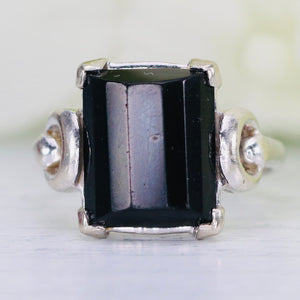Vintage barrel cut Onyx ring in white gold