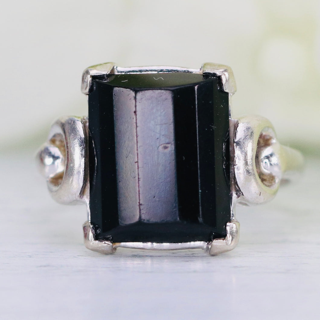 Vintage barrel cut Onyx ring in white gold