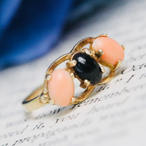 Vintage black and salmon coral ring in yellow gold