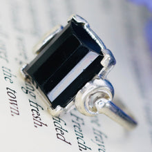 Load image into Gallery viewer, Vintage barrel cut Onyx ring in white gold