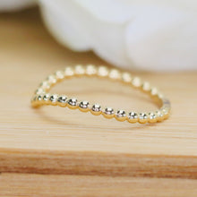 Load image into Gallery viewer, Beaded chevron ring in yellow gold